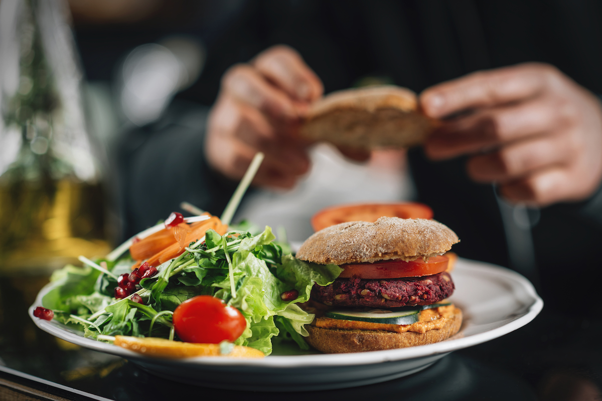 O que levar em conta na hora de incluir hambúrgueres veganos e vegetarianos no cardápio da sua hamburgueria