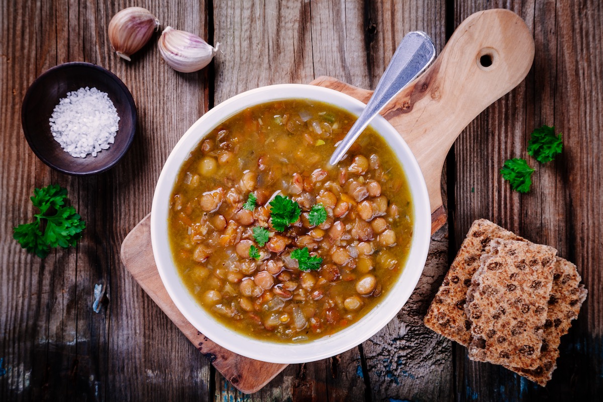 Receita de sopa de lentilha com linguiça e bacon
